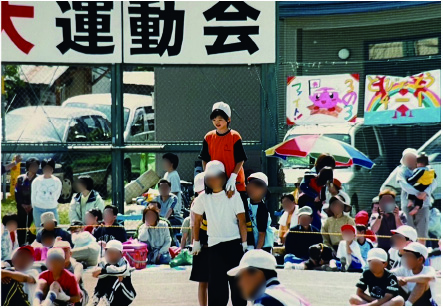 騎馬戦で大将を務めた活発な小学生時代